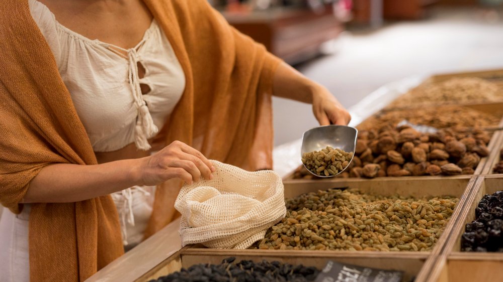 A imagem mostra uma pessoa em sua franquia de produtos naturais.